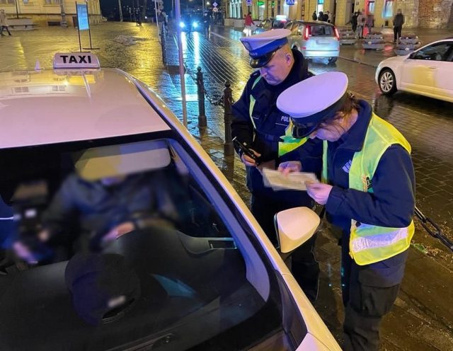 Będą postępowania wobec operatorów aplikacji za zlecenie przewozu osobom nie posiadającym wymaganej licencji (zdjęcia)