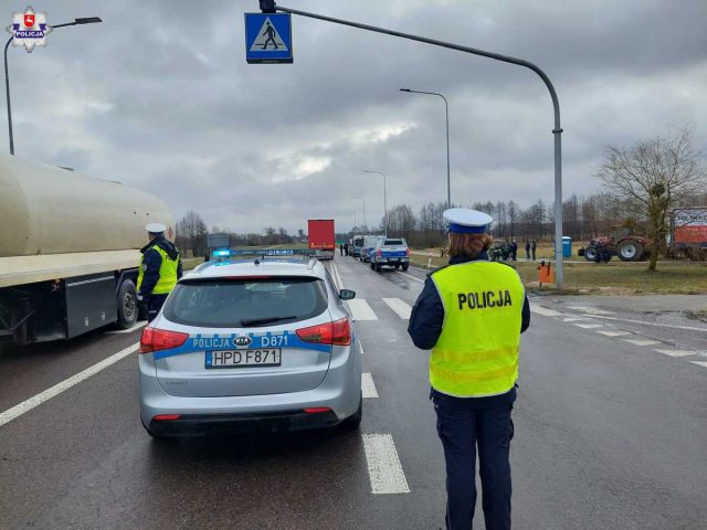 Rozpoczęły się rolnicze protesty w regionie, są duże utrudnienia w ruchu. Miejsca zgromadzeń zabezpieczają policjanci (zdjęcia)