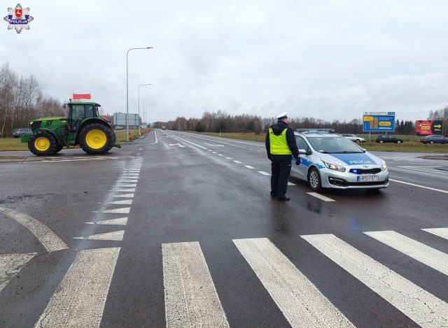 Rozpoczęły się rolnicze protesty w regionie, są duże utrudnienia w ruchu. Miejsca zgromadzeń zabezpieczają policjanci (zdjęcia)
