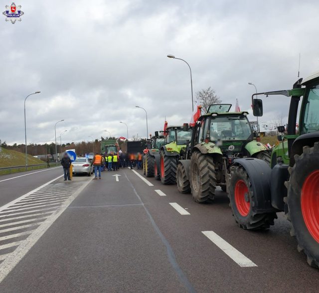 Rozpoczęły się rolnicze protesty w regionie, są duże utrudnienia w ruchu. Miejsca zgromadzeń zabezpieczają policjanci (zdjęcia)