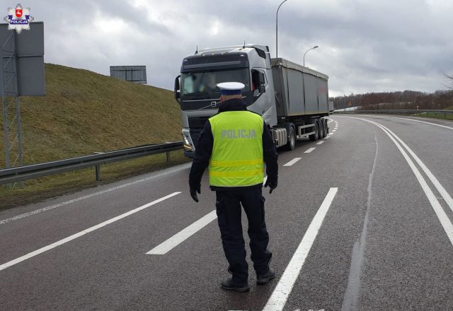 Rozpoczęły się rolnicze protesty w regionie, są duże utrudnienia w ruchu. Miejsca zgromadzeń zabezpieczają policjanci (zdjęcia)