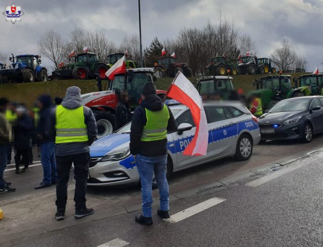 Rozpoczęły się rolnicze protesty w regionie, są duże utrudnienia w ruchu. Miejsca zgromadzeń zabezpieczają policjanci (zdjęcia)