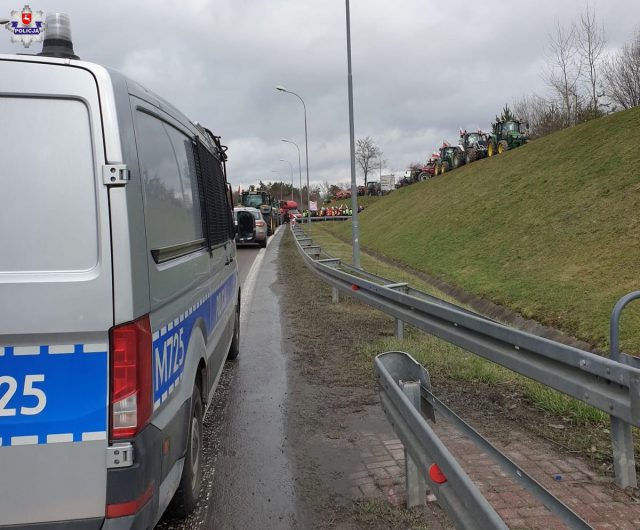 Rozpoczęły się rolnicze protesty w regionie, są duże utrudnienia w ruchu. Miejsca zgromadzeń zabezpieczają policjanci (zdjęcia)