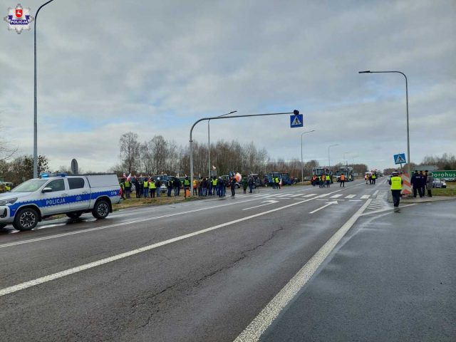 Rozpoczęły się rolnicze protesty w regionie, są duże utrudnienia w ruchu. Miejsca zgromadzeń zabezpieczają policjanci (zdjęcia)