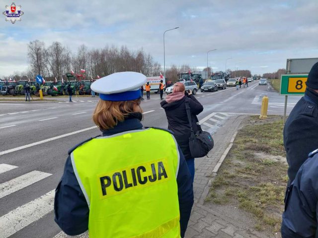 Rozpoczęły się rolnicze protesty w regionie, są duże utrudnienia w ruchu. Miejsca zgromadzeń zabezpieczają policjanci (zdjęcia)