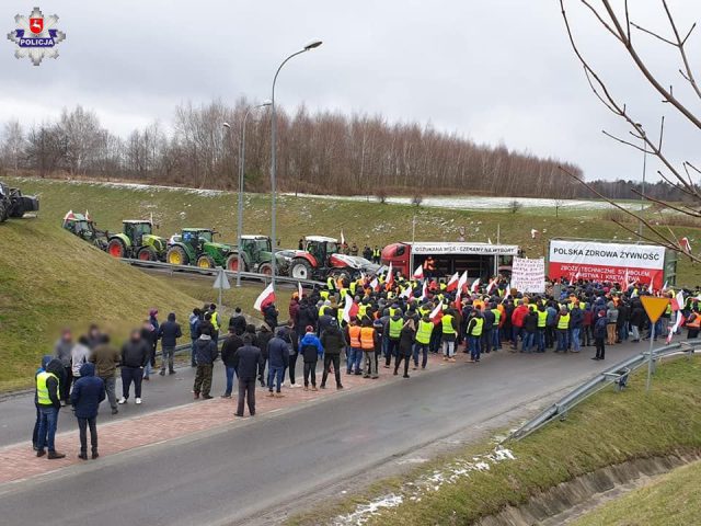 Rozpoczęły się rolnicze protesty w regionie, są duże utrudnienia w ruchu. Miejsca zgromadzeń zabezpieczają policjanci (zdjęcia)