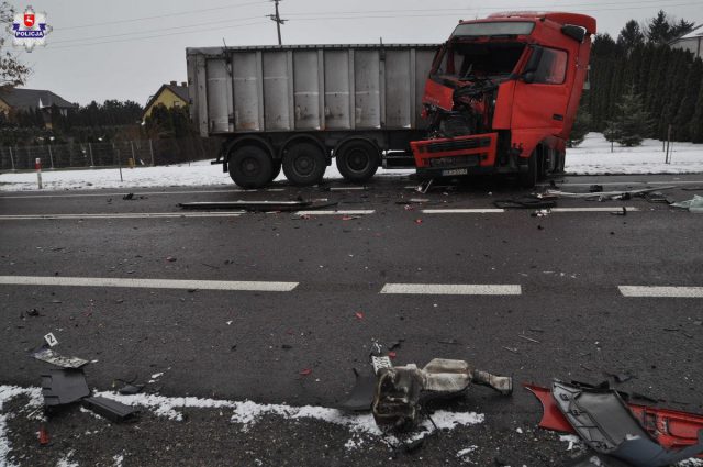 Po zderzeniu dwóch ciężarówek i osobówki zablokowana droga krajowa nr 17 (zdjęcia)
