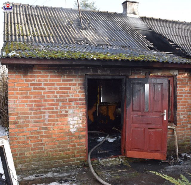 Ogień wydostawał się przez okna budynku. W pożarze domu zginęła 95-letnia kobieta (zdjęcia)