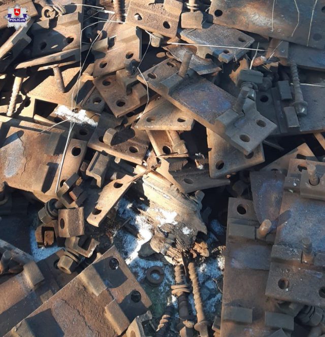 Z placu firmy wynieśli ponad tonę stali i sprzedali na skupie złomu (zdjęcia)
