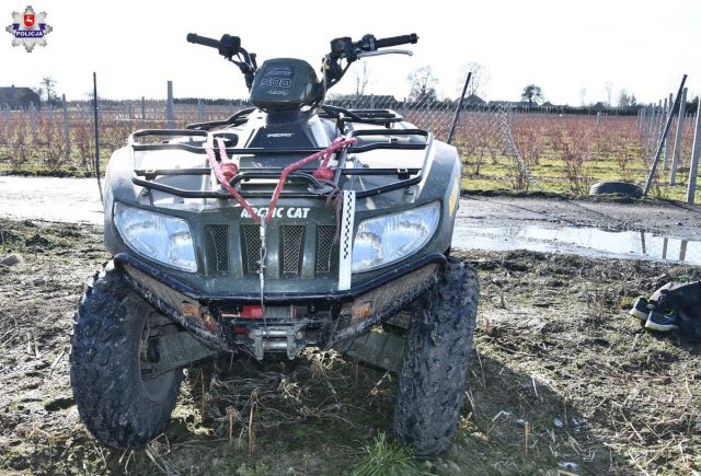 Rozbił się quadem na ogrodzeniu. Ma trzy zakazy prowadzenia pojazdów, był poszukiwany (zdjęcia)