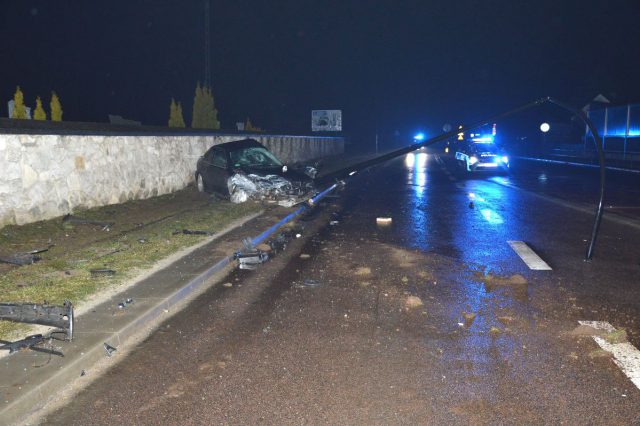 BMW uderzyło w latarnię. Nieprzytomny kierowca trafił do szpitala (zdjęcia)