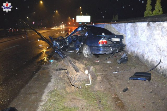 BMW uderzyło w latarnię. Nieprzytomny kierowca trafił do szpitala (zdjęcia)