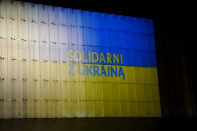 Część budynków przybrała niebiesko-żółte barwy. „Nie zapominamy o bohaterskich Ukraińcach”