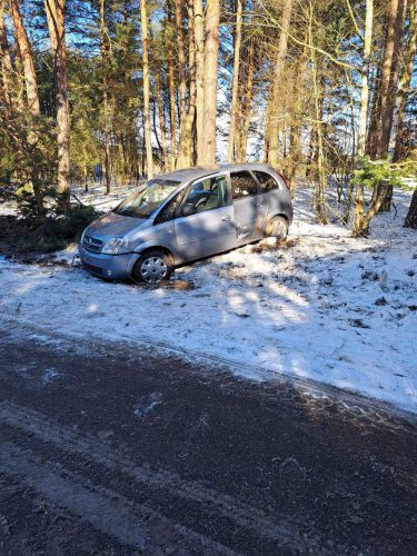 Opel wypadł z drogi, jedna osoba trafiła do szpitala (zdjęcia)