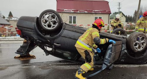 W trakcie dachowania dwaj mężczyźni wypadli z volkswagena. Obaj nie żyją (zdjęcia)