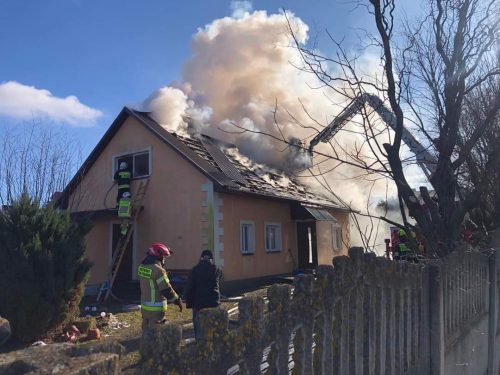 Pożar budynku mieszkalnego, są utrudnienia w ruchu (zdjęcia)