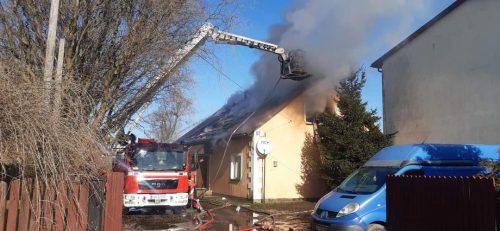 Pożar budynku mieszkalnego, są utrudnienia w ruchu (zdjęcia)