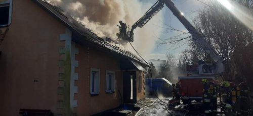 Pożar budynku mieszkalnego, są utrudnienia w ruchu (zdjęcia)