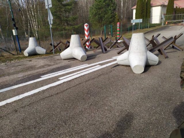 Na granicy z Rosją i Białorusią trwa rozbudowa zabezpieczeń przeciwczołgowych (zdjęcia)