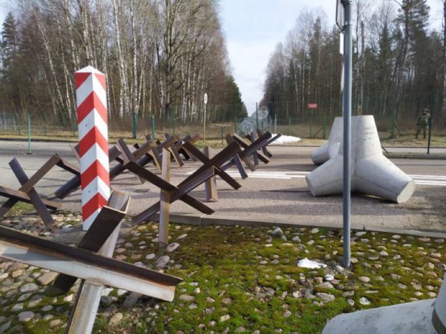 Na granicy z Rosją i Białorusią trwa rozbudowa zabezpieczeń przeciwczołgowych (zdjęcia)