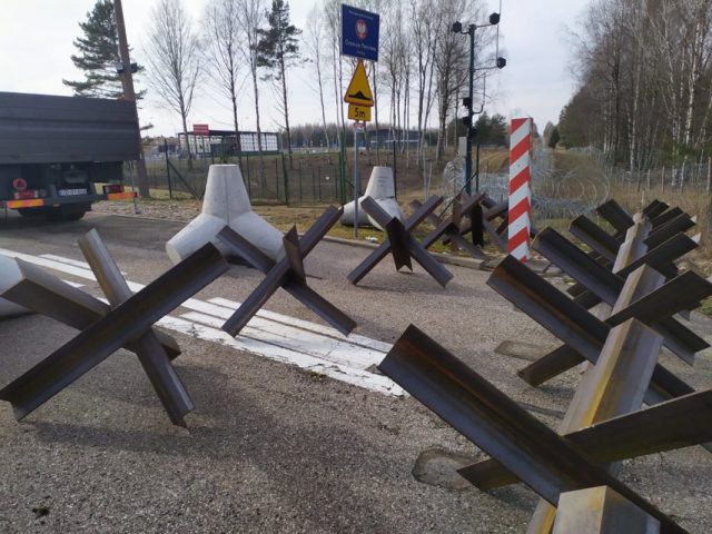 Na granicy z Rosją i Białorusią trwa rozbudowa zabezpieczeń przeciwczołgowych (zdjęcia)