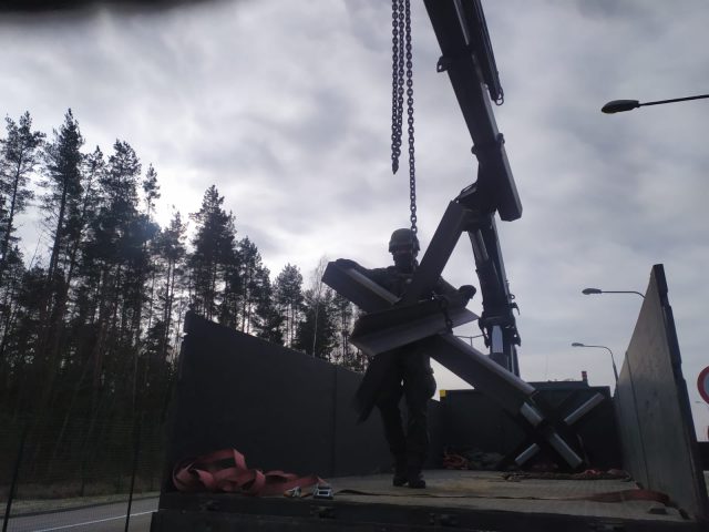 Na granicy z Rosją i Białorusią trwa rozbudowa zabezpieczeń przeciwczołgowych (zdjęcia)