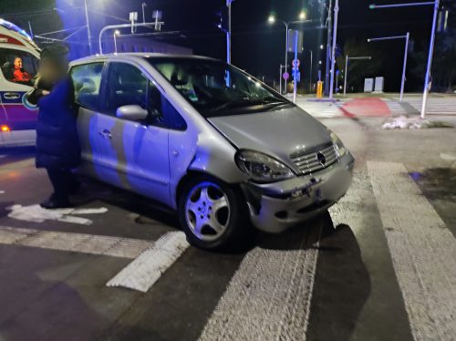 Sygnalizacja nie działała, nie spojrzała na znaki. Mercedes zderzył się ze skodą (zdjęcia)