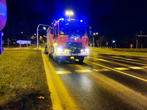 Nocne zderzenie hondy z BMW na rondzie. Jeden z kierowców nie spojrzał na znaki (zdjęcia)