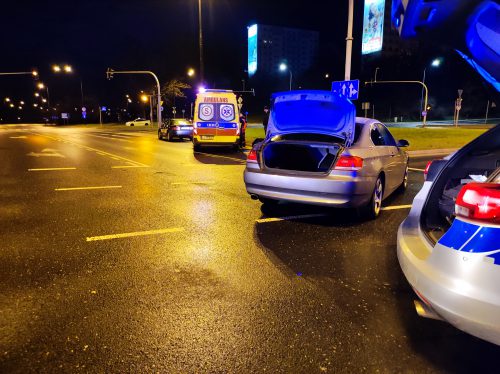 Nocne zderzenie hondy z BMW na rondzie. Jeden z kierowców nie spojrzał na znaki (zdjęcia)