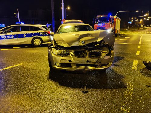 Nocne zderzenie hondy z BMW na rondzie. Jeden z kierowców nie spojrzał na znaki (zdjęcia)