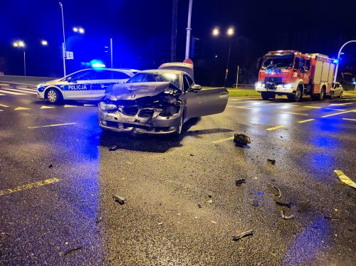 Nocne zderzenie hondy z BMW na rondzie. Jeden z kierowców nie spojrzał na znaki (zdjęcia)