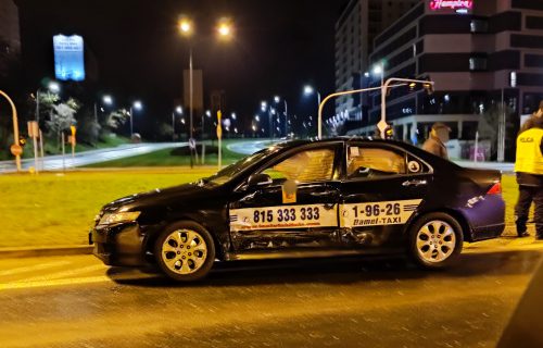 Nocne zderzenie hondy z BMW na rondzie. Jeden z kierowców nie spojrzał na znaki (zdjęcia)