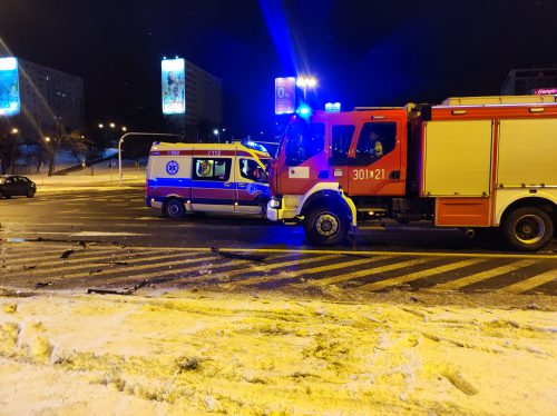 Nocne zderzenie pojazdów na rondzie. Kolejny kierowca nie patrzył na znaki, był nietrzeźwy (zdjęcia)