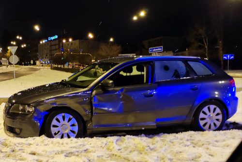 Nocne zderzenie pojazdów na rondzie. Kolejny kierowca nie patrzył na znaki, był nietrzeźwy (zdjęcia)
