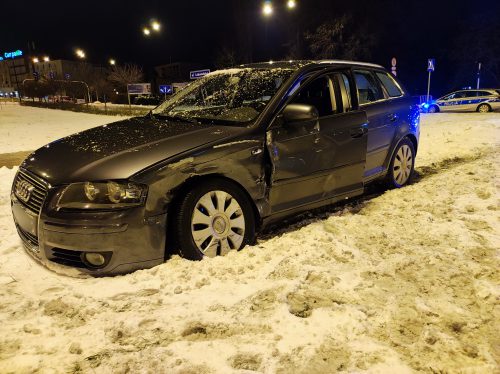 Nocne zderzenie pojazdów na rondzie. Kolejny kierowca nie patrzył na znaki, był nietrzeźwy (zdjęcia)