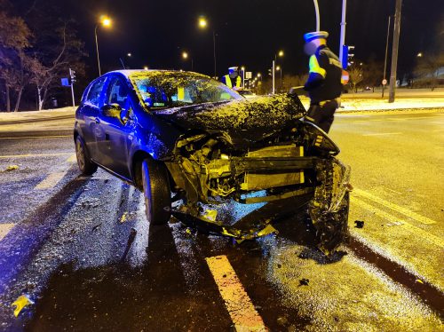 Nocne zderzenie pojazdów na rondzie. Kolejny kierowca nie patrzył na znaki, był nietrzeźwy (zdjęcia)