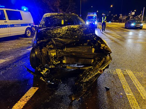 Nocne zderzenie pojazdów na rondzie. Kolejny kierowca nie patrzył na znaki, był nietrzeźwy (zdjęcia)