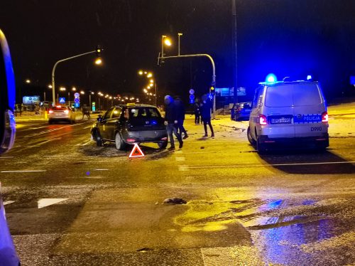 Nocne zderzenie pojazdów na rondzie. Kolejny kierowca nie patrzył na znaki, był nietrzeźwy (zdjęcia)