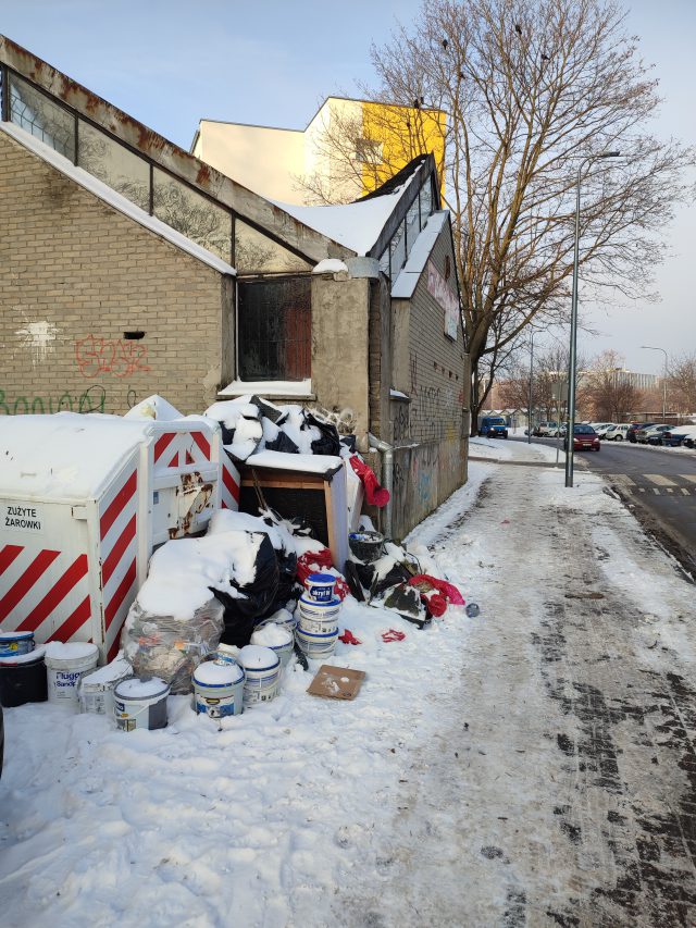 Śmieci wylewają się na chodnik i ulicę. Właściciel terenu został zobowiązany do uprzątnięcia (zdjęcia)
