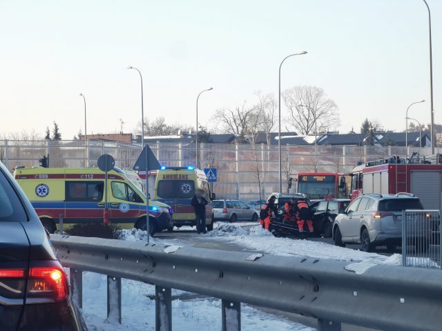 Jechał pod prąd, doprowadził do czołowego zderzenia. Pięć osób, w tym dzieci, w szpitalu (zdjęcia)