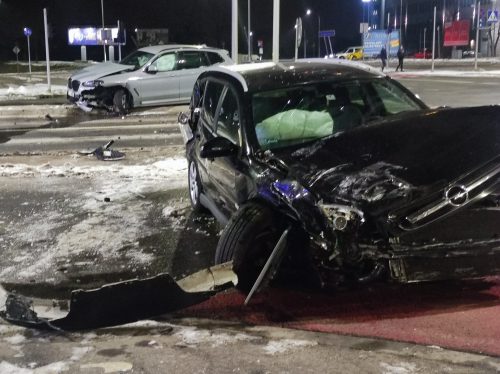 Nocne zderzenie opla z BMW w Lublinie. Jeden z kierowców zignorował oznakowanie (zdjęcia)