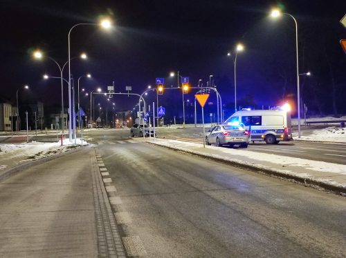 Nocne zderzenie opla z BMW w Lublinie. Jeden z kierowców zignorował oznakowanie (zdjęcia)