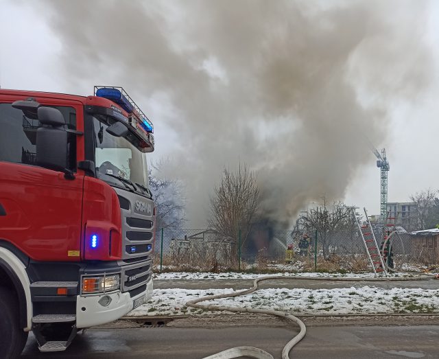 Tragiczny finał pożaru na terenie ogródków działkowych. Nie żyje mężczyzna (wideo, zdjęcia)