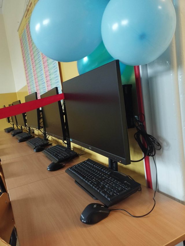 Nowe pracownie informatyczne dla uczniów w V Liceum Ogólnokształcącym oficjalnie otwarte (zdjęcia)
