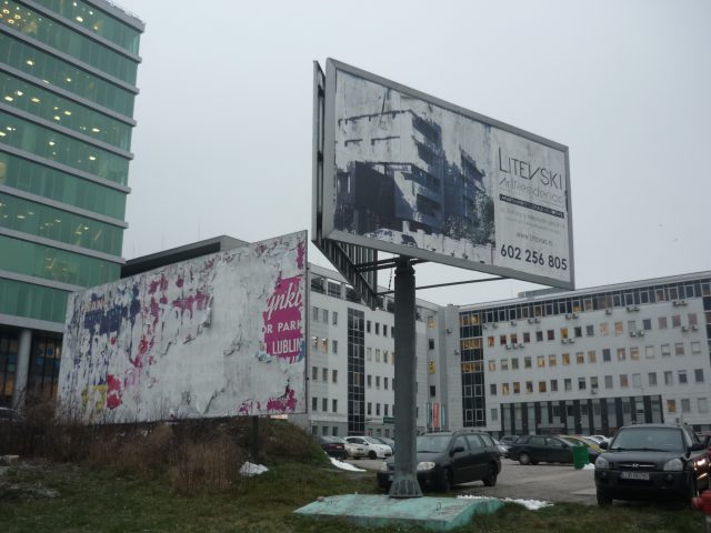 W centrum ul. Zana nadal panuje królestwo turpizmu. Nie ma mocnych na szpetne billboardy, gdyż…są obiektami prywatnymi (zdjęcia)