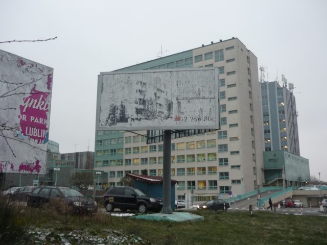 W centrum ul. Zana nadal panuje królestwo turpizmu. Nie ma mocnych na szpetne billboardy, gdyż…są obiektami prywatnymi (zdjęcia)