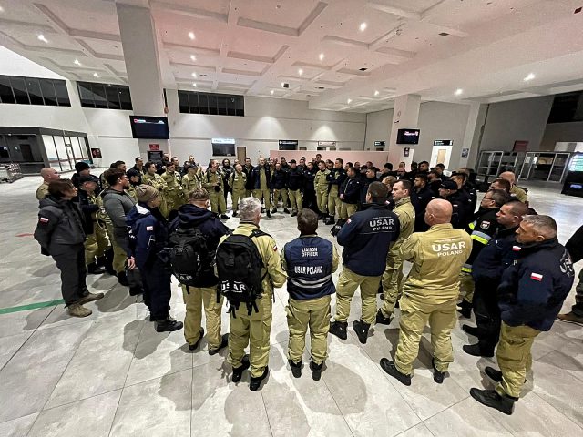 Polscy strażacy z pomocą ratowniczą dla Turcji dotkniętej trzęsieniem ziemi. Uratowali już trzy osoby (zdjęcia)