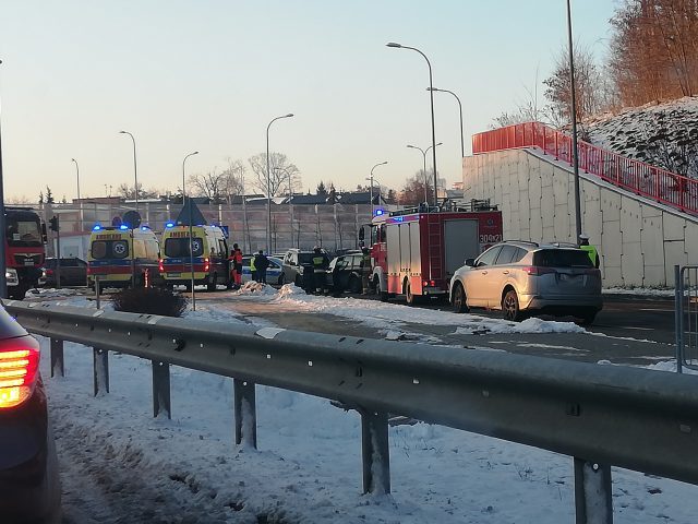 Jechał pod prąd, doprowadził do czołowego zderzenia. Pięć osób, w tym dzieci, w szpitalu (zdjęcia)