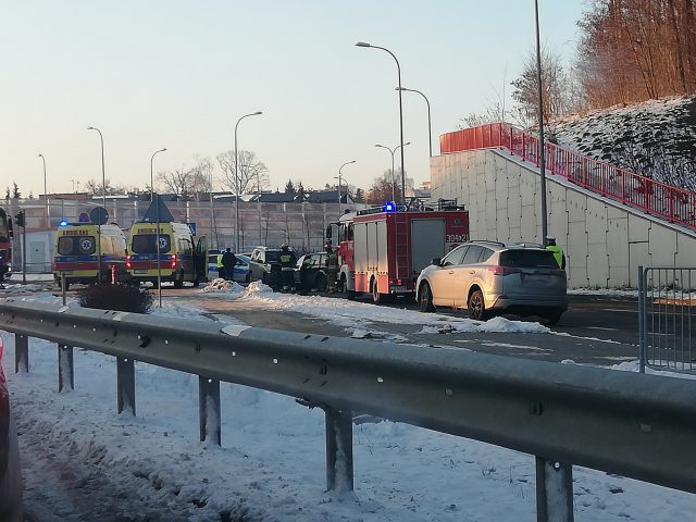 Jechał pod prąd, doprowadził do czołowego zderzenia. Pięć osób, w tym dzieci, w szpitalu (zdjęcia)