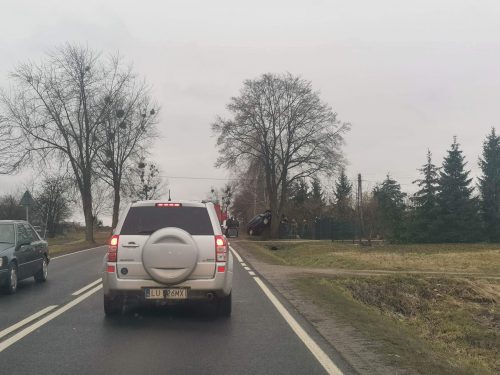 Na trasie Lublin – Łęczna pojazd osobowy uderzył w drzewo (zdjęcia)